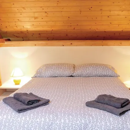 2 Bedroom Awesome In Brucheville Prázdninový dům