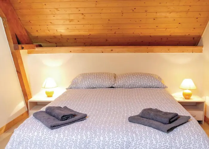 2 Bedroom Awesome In Brucheville Dom wakacyjny